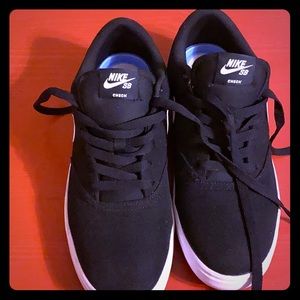 Nike women’s skater style shoe